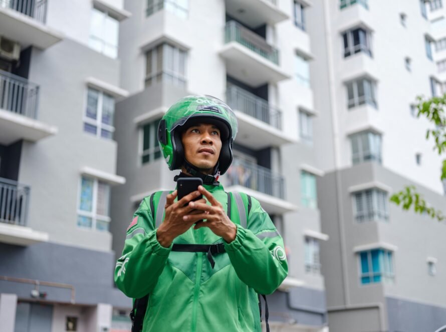 8CLICKS | Platform delivery man